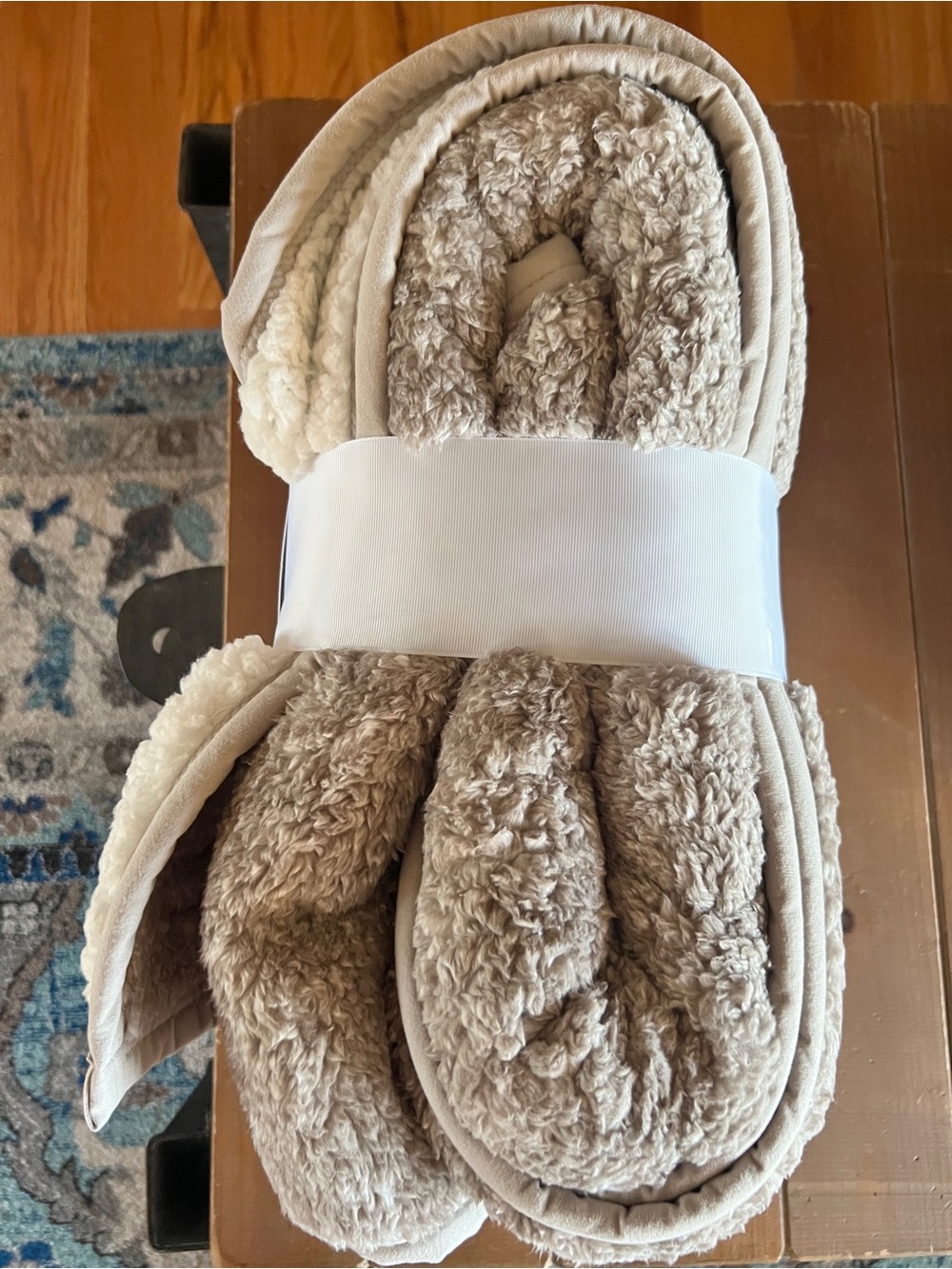 UGG Classic Fluff Throw - Picture 2 of 4